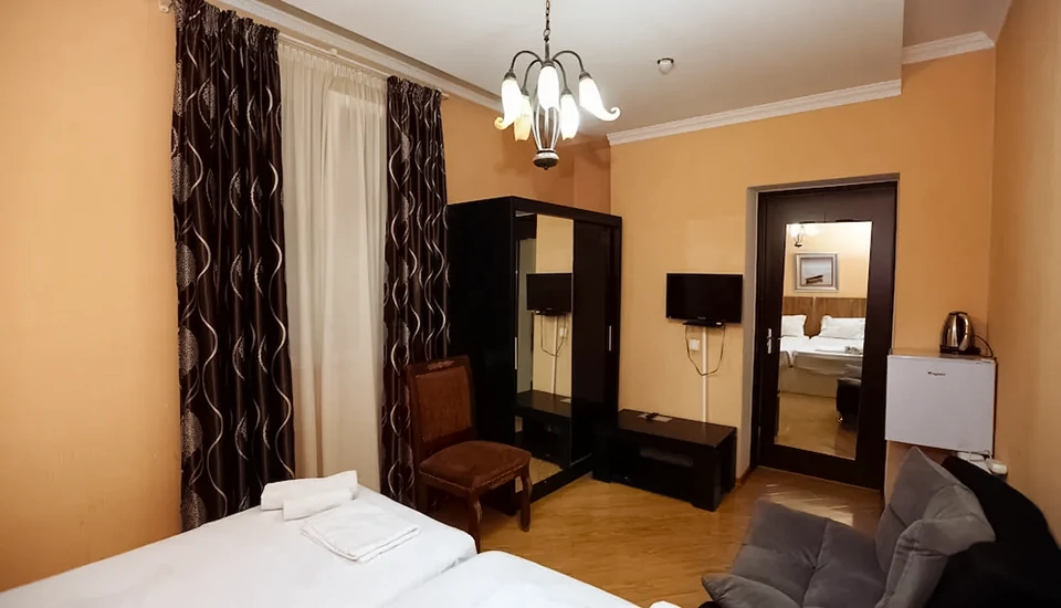 هتل ایساکا تفلیس